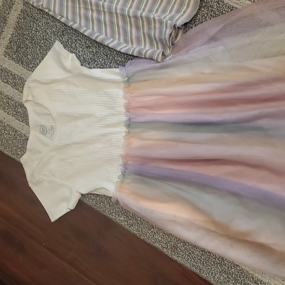 2 Girl dresses - Picture 2 of 7